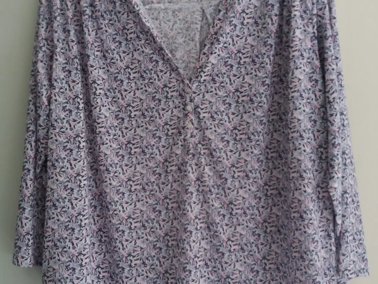 Billede 1 - Sød bluse, brystmål 120 cm