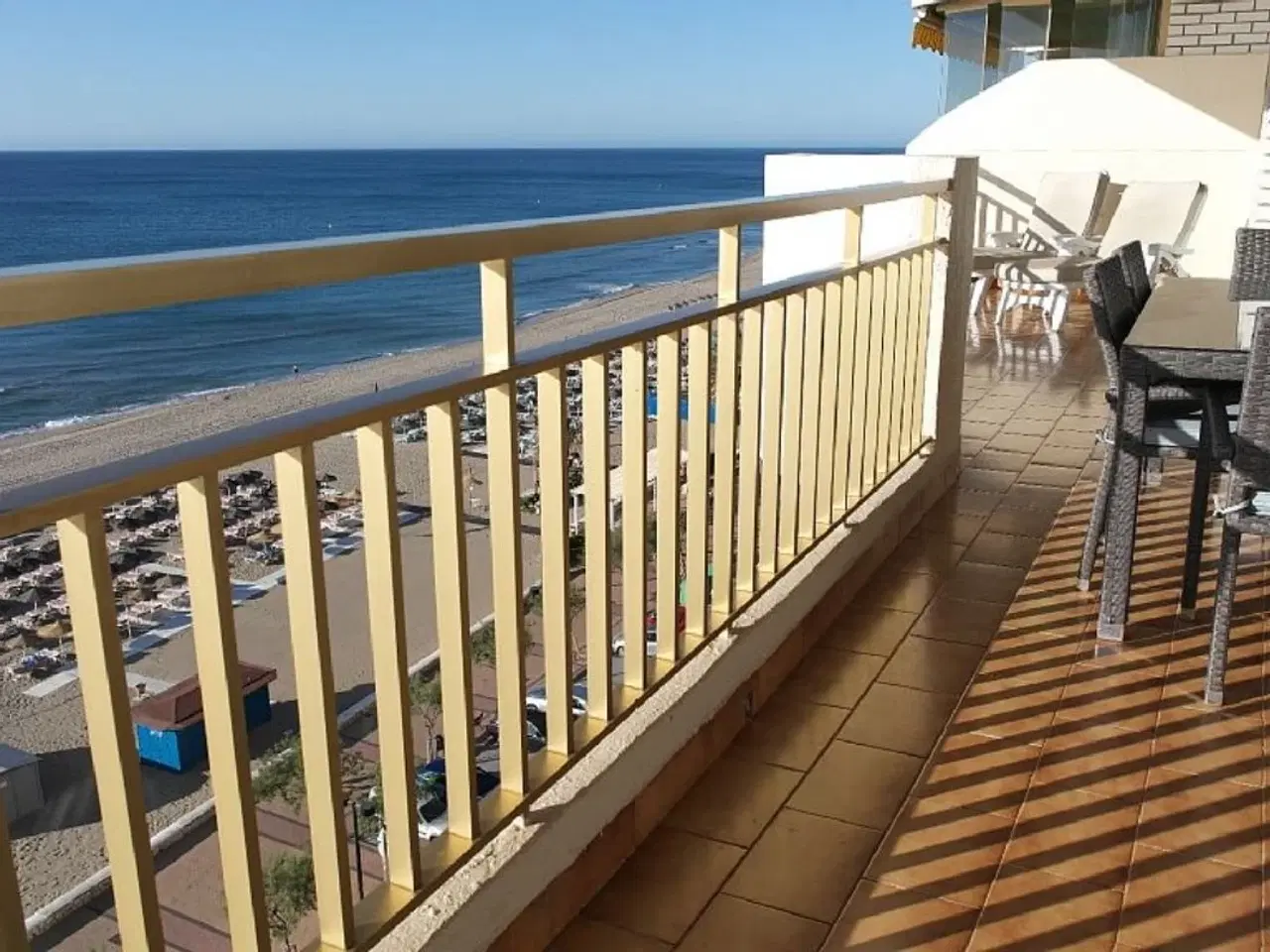 Billede 4 - Malaga - Fuengirola. Lejlighed p� 134 kvm plads til 6 personer, 34 kvm terrasse med haveudsigt og pool.
K�mpe stor stor pool i lukket privat have.
Fri parkering foran bygningen. 

Fuengirola. Ny renoveret luksus lejlighed p� 135 Kvm med plads til