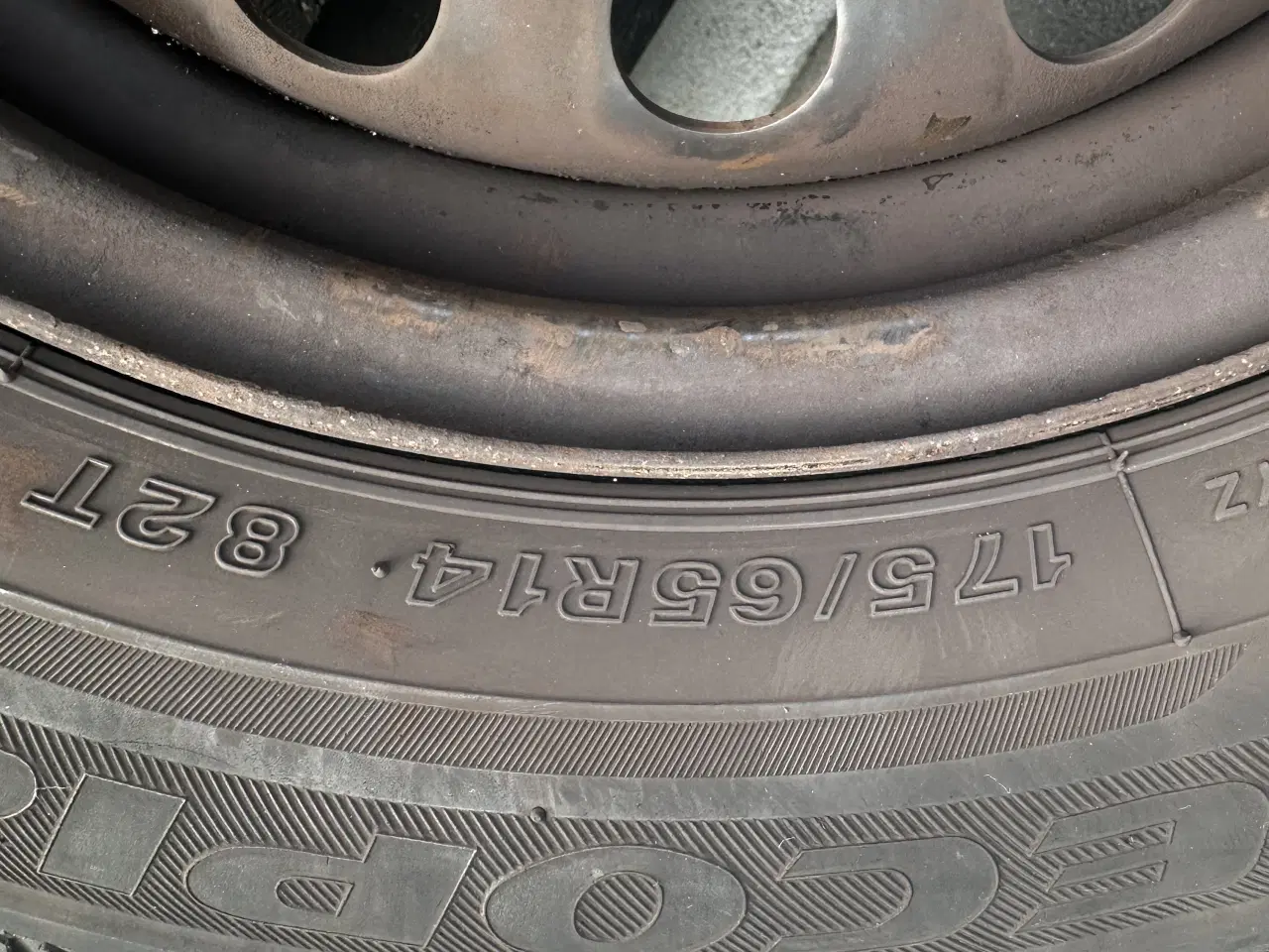 Billede 2 - 2 x sommer hjul vw up