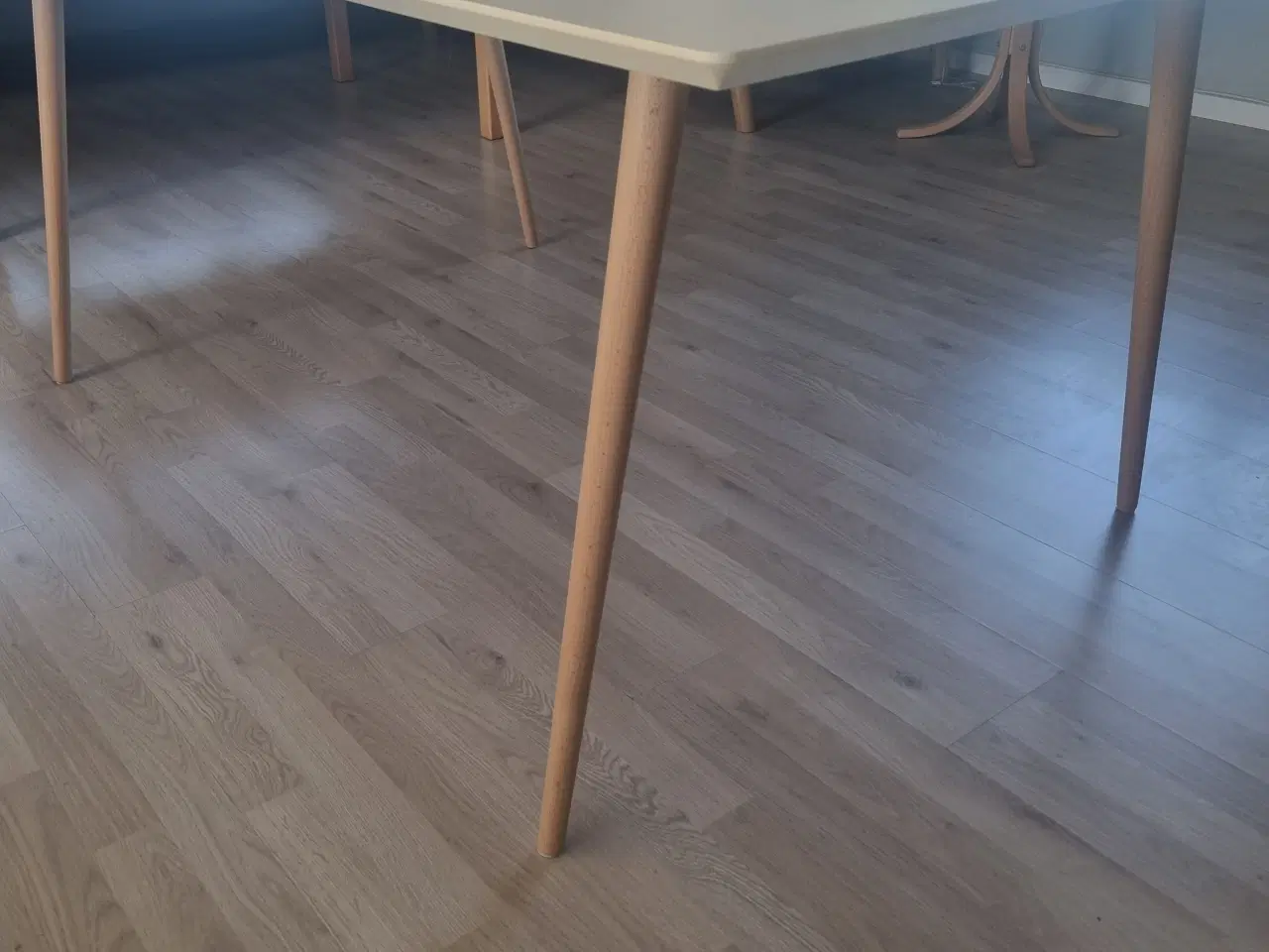 Billede 2 - Hvidt Spisebord 