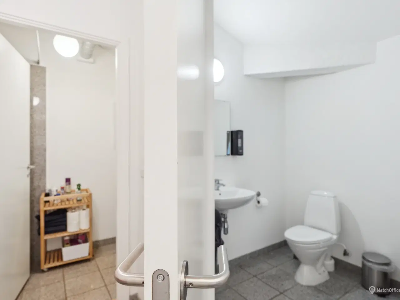 Billede 15 - Kontor/showroom/klinik på 1. sal i synlig forretningsejendom i Roskilde Centrum