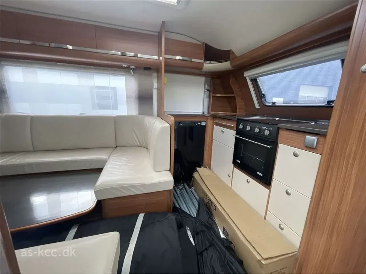 Billede 3 - 2014 - Adria Adora 613 HT   Adria adora 613 HT årg. 2014 Incl. Isabella Nordic 3 m fortelt med Mega stænger. Tæpper i vognen 4 sovepladser 6 siddepladser, gasalarm.