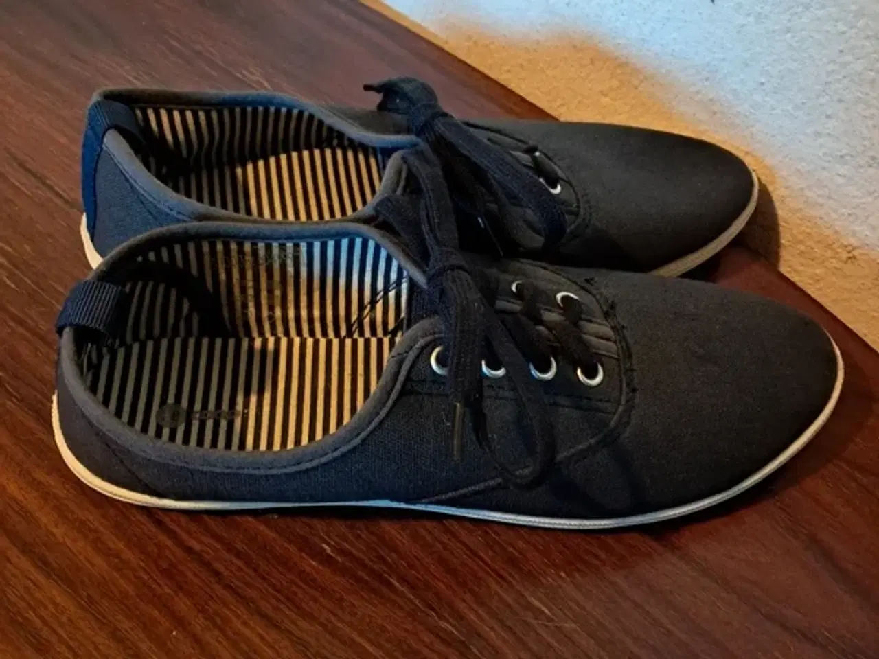 Billede 4 - Mørkeblå canvas-sneakers fra Coop – str. 38