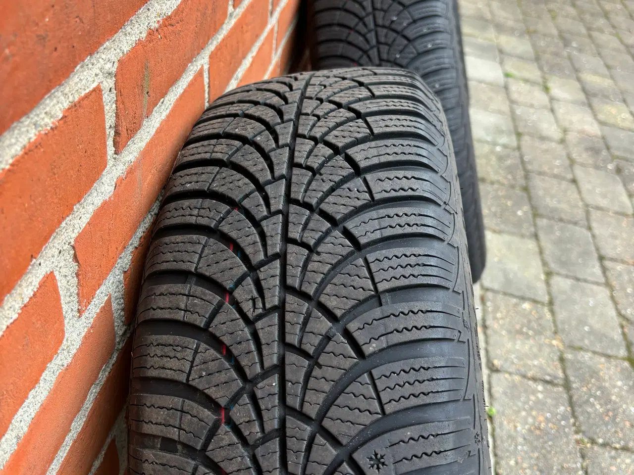 Billede 3 - Fine brugte vinterdæk på stålfælge 195/60R15