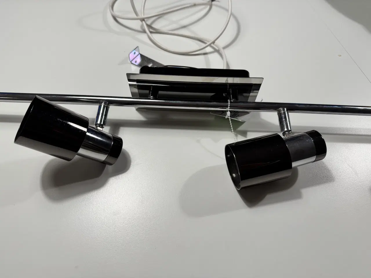 Billede 3 - Spotlight lampe med 4 lamper i krom og sort