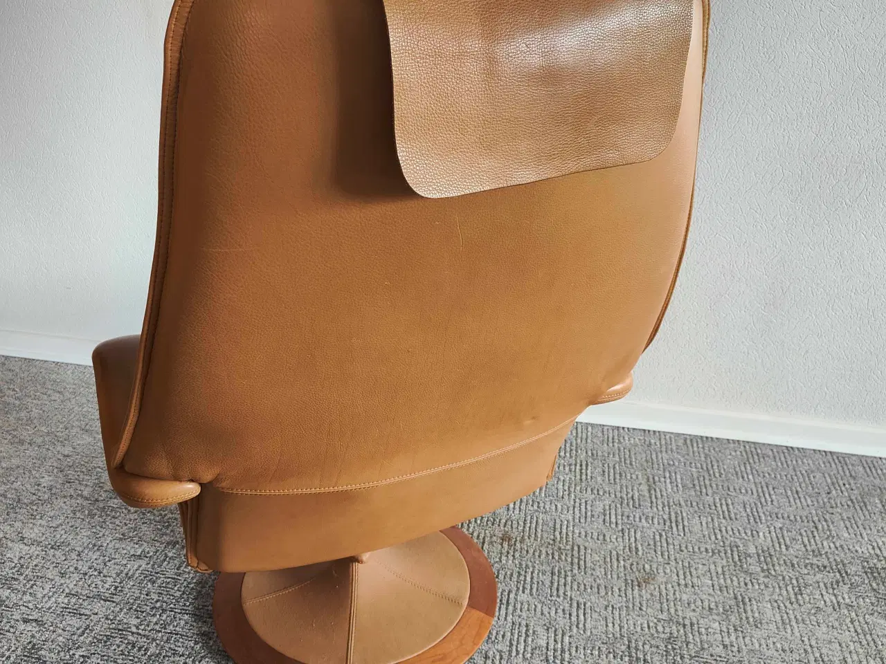 Billede 5 - Lænestol i cognac farvet læder med fodskammel 