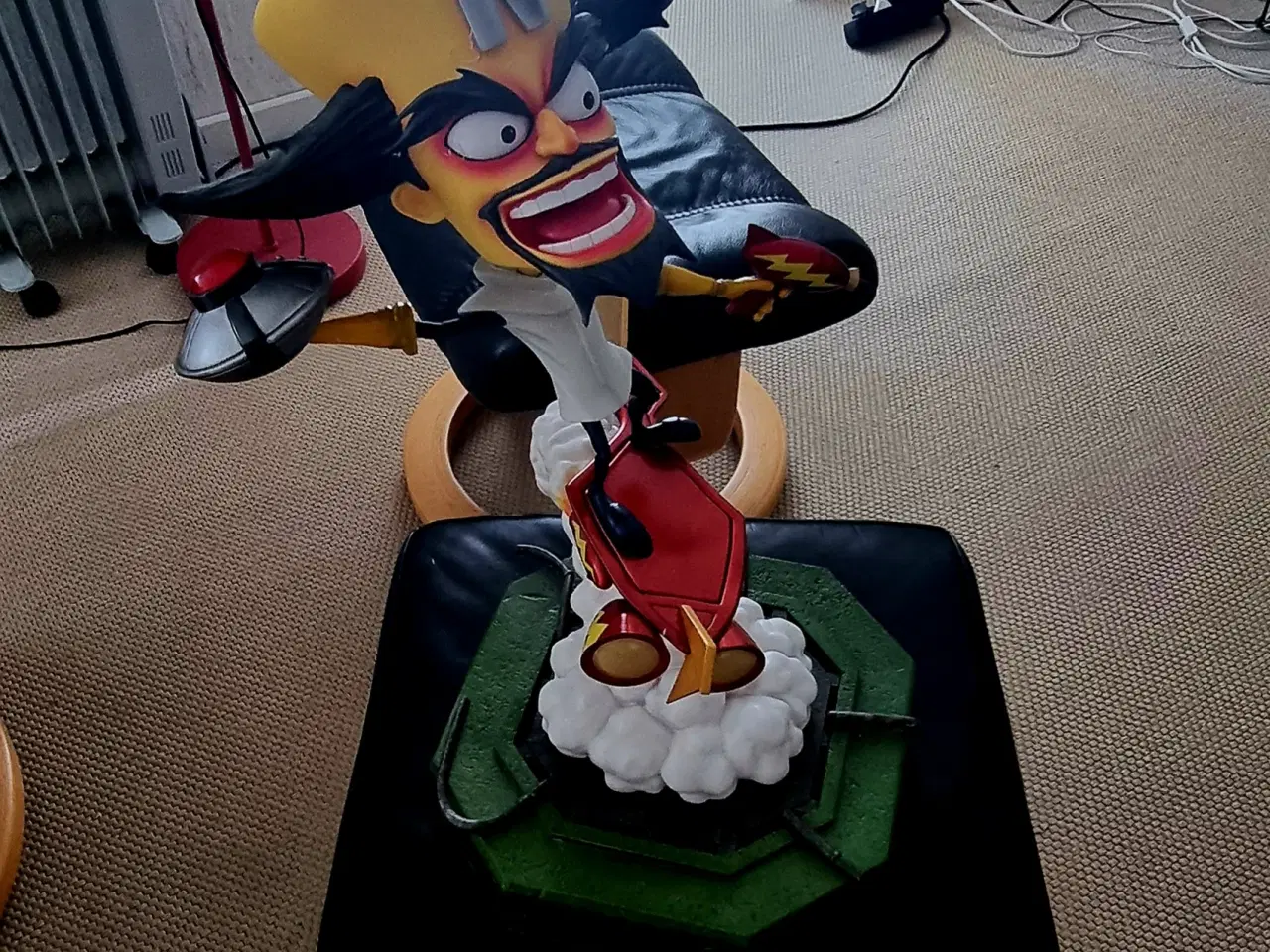 Billede 2 - Dr. Neo Cortex - 55 cm. høj. Original emballage 