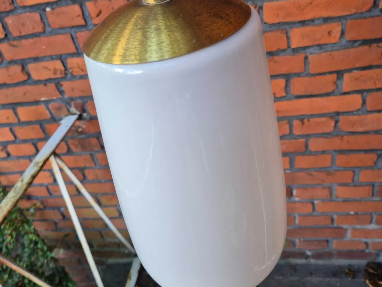Billede 10 - Elegant retrolampel i opalglas med messingtop