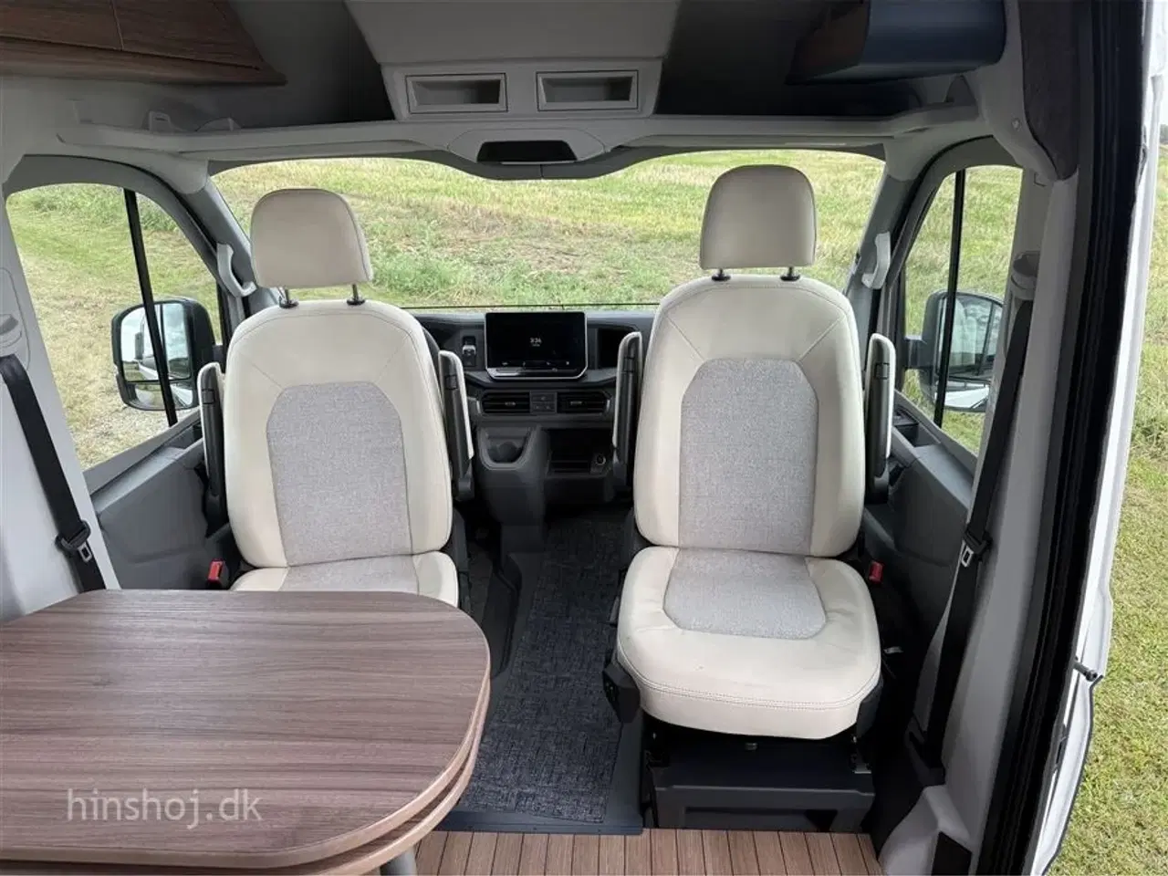 Billede 14 - 2025 - Eriba Car 600 Deep Ocean Blue Aut Eksklusiv Campervan med automatgear og træk fra Hinshøj Caravan.