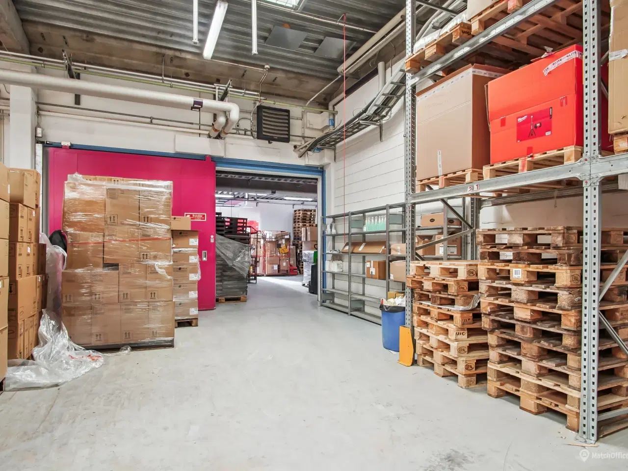 Billede 4 - Stort kombineret lager- og kontorlejemål i Vejle med 6 m loft og nem adgang til E45