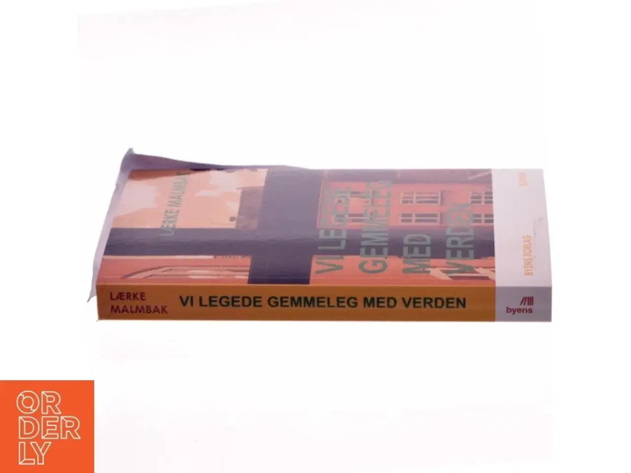 Billede 2 - Vi legede gemmeleg med verden : roman af Lærke Malmbak (Bog)