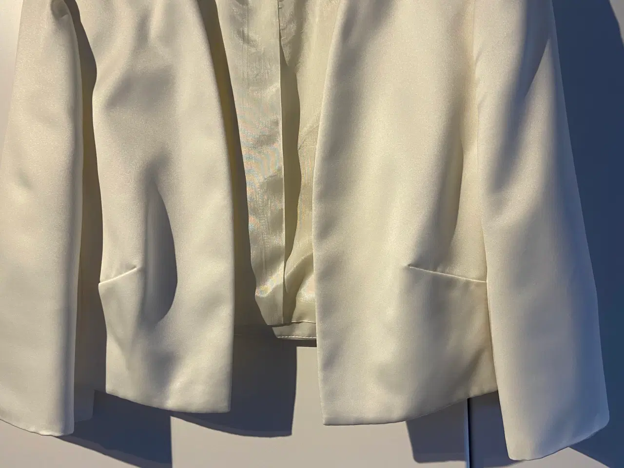 Billede 4 - Bolero jakke. Korte ærmer, æggeskal/beige.