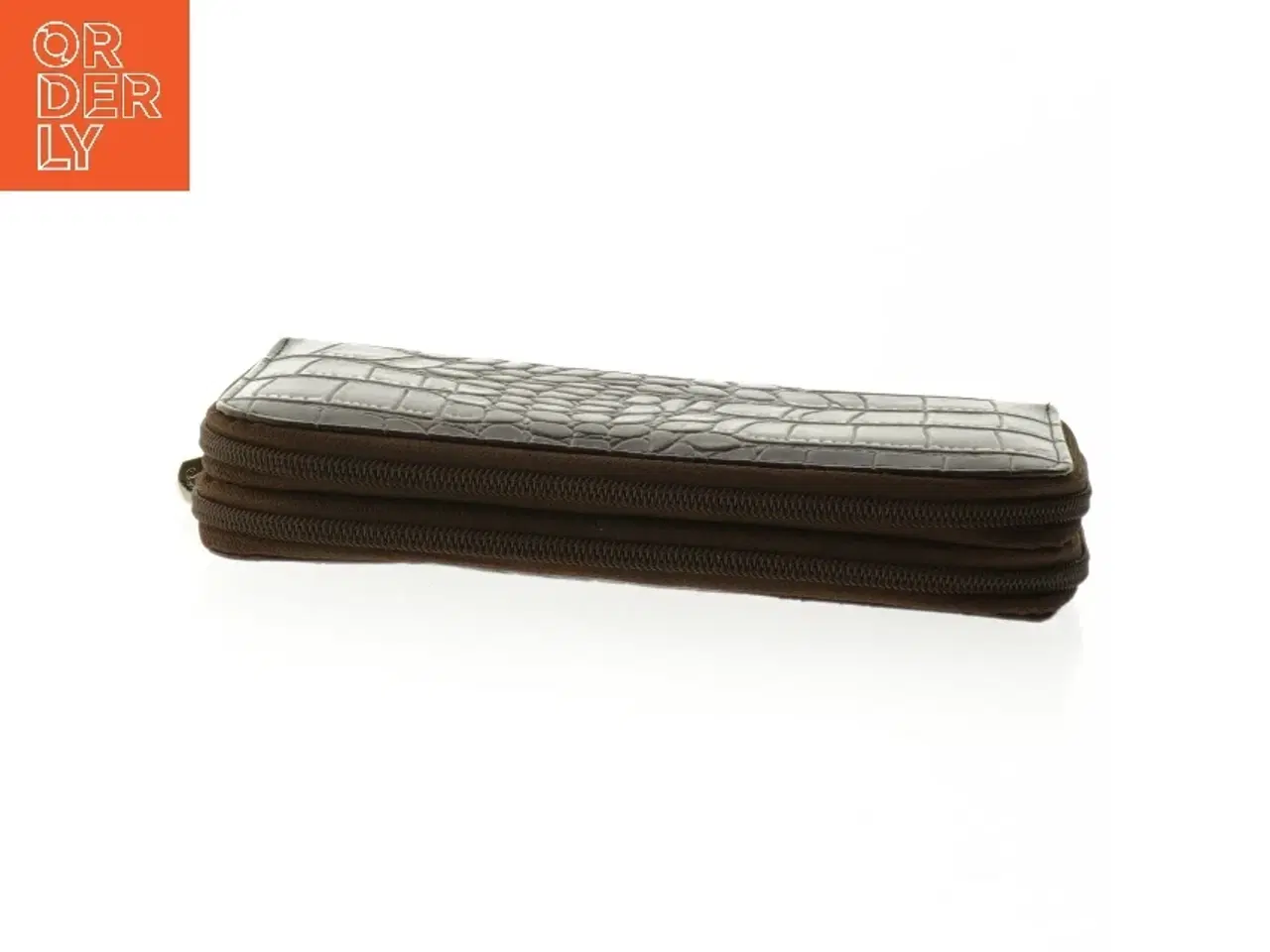 Billede 8 - Brun krokodillepræget pung fra Lacoste (str. 21 x. 12 cm)