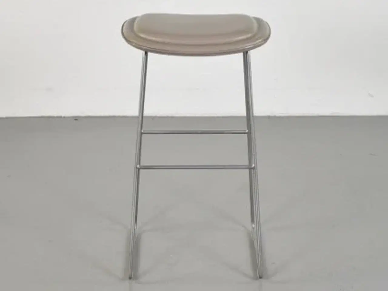 Billede 3 - Cappellini barstol med beige-malet læder på sædet, høj model 2. sortering