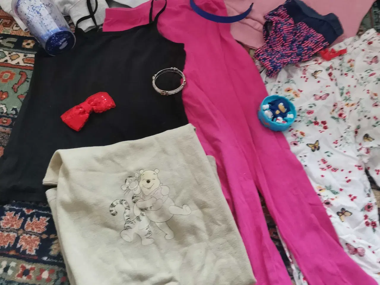 Billede 1 - Tøjpakke til piger 10 år, med tilbehør 5 kr ialt