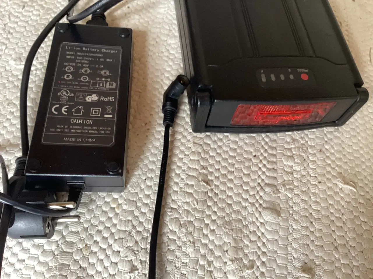 Billede 1 - 1 stk. Batteri med oplader, til  El cykler Defekt.