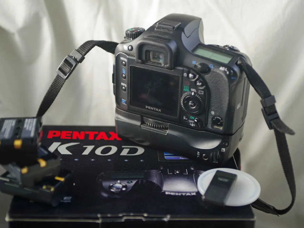 Billede 2 - Pentax K10D kamerahus, batterigreb og 3 batterier