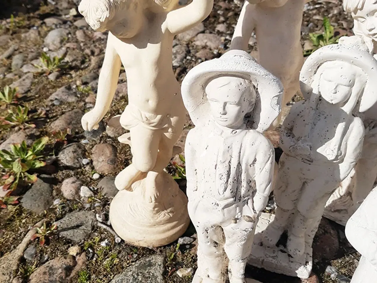 Billede 2 - Flotte havefigurer i hvid beton/sandsten 