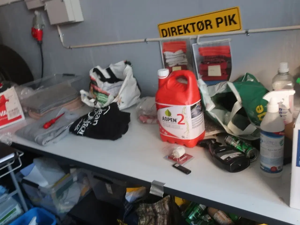 Billede 8 - Arbejdsbord, rengøringsvogn, airhockey alt med indhold