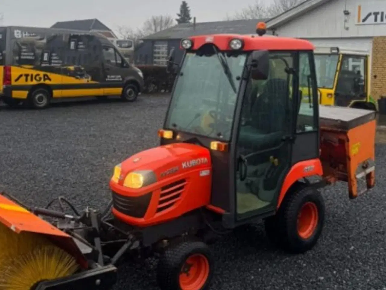 Billede 2 - Kubota B2650 HST / med vinterudstyr & lave timer