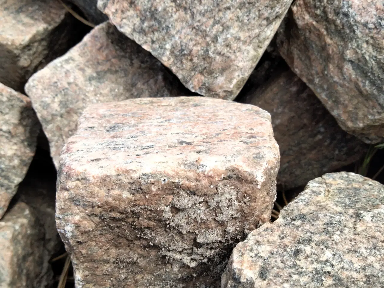 Billede 5 -  Røde granit chaussesten. Ca 2 ton i hver kasse