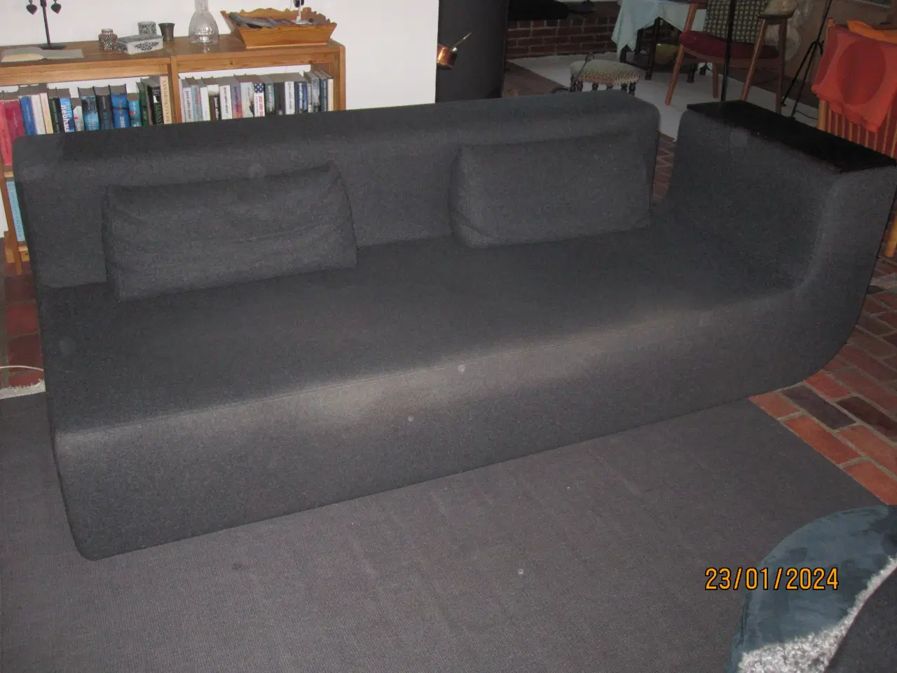 Billede 2 - Koksgrå sofa med kvadratstof