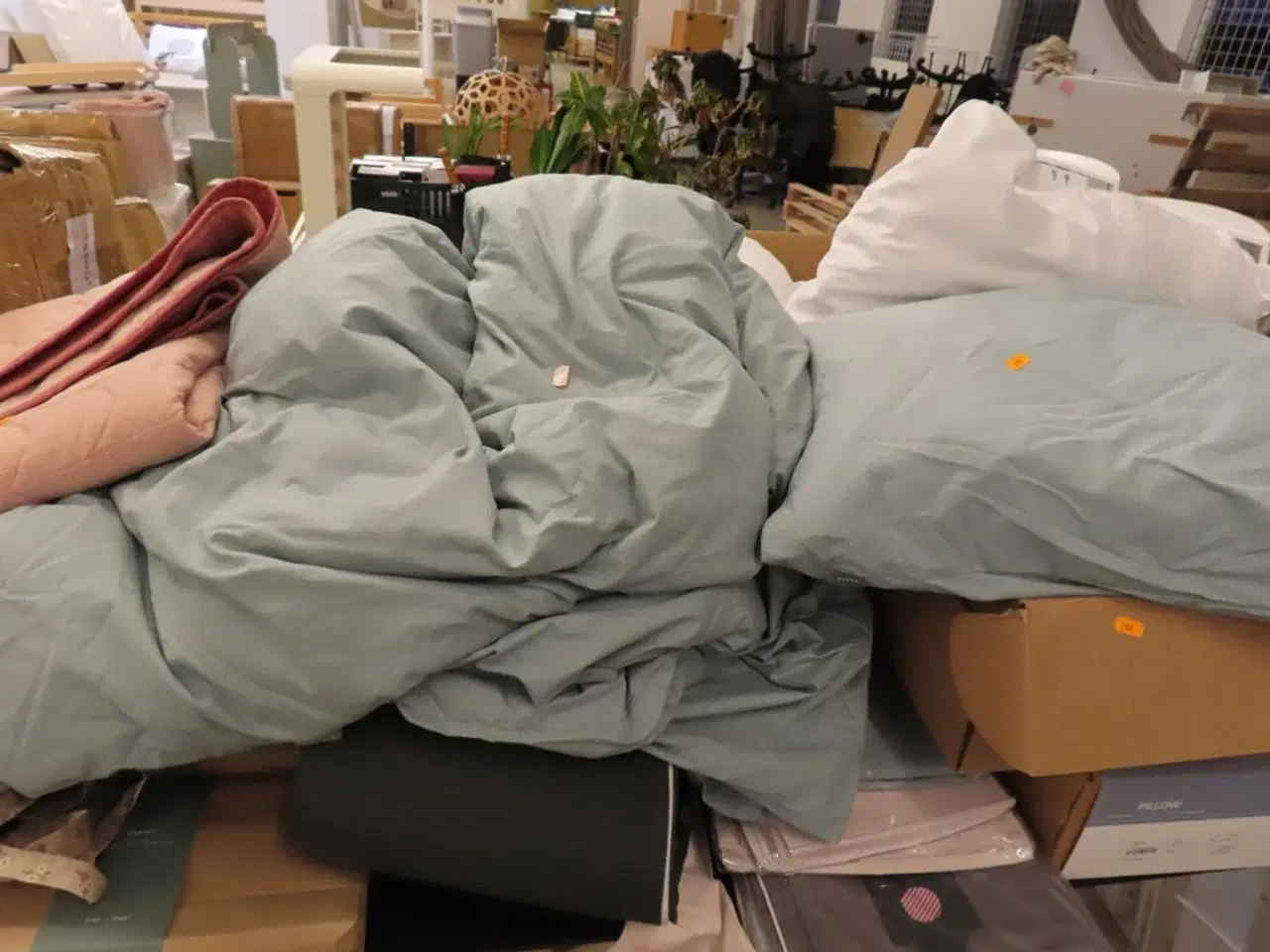 Billede 13 - Blandet lot med alt på og under bordet (bord medfølger ikke)