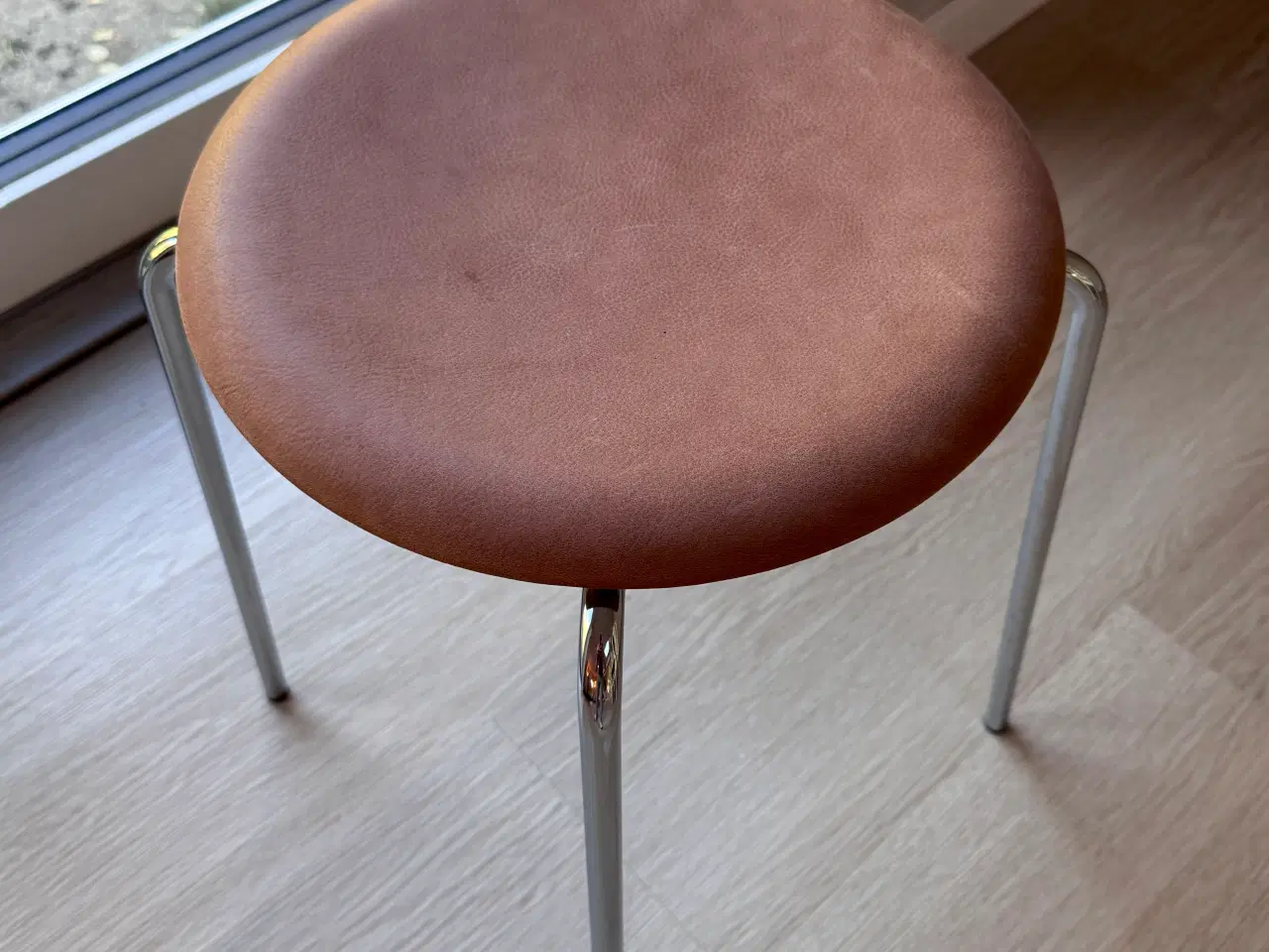 Billede 2 - Dot Stool Walnut - skammel af Fritz Hansen