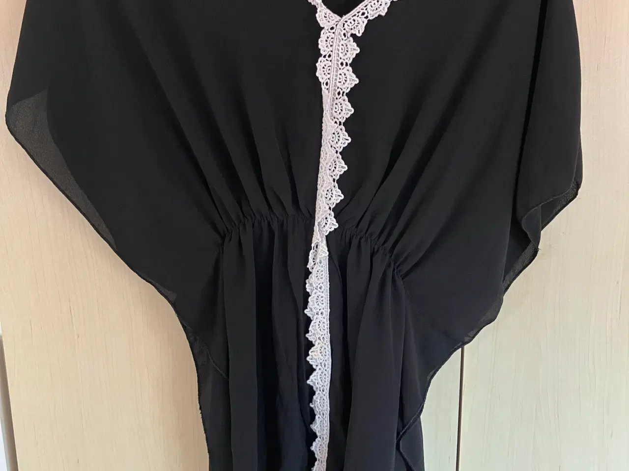 Billede 1 - Bluse i sort med en hvid blondekant, str. S