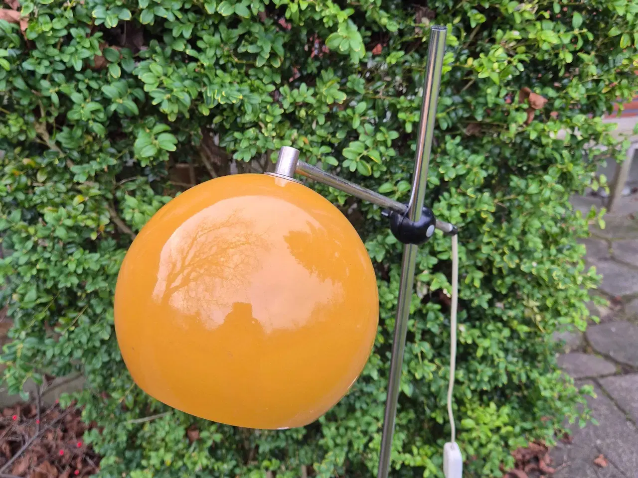 Billede 2 - Gulvlampe med karrygul kugleskærm