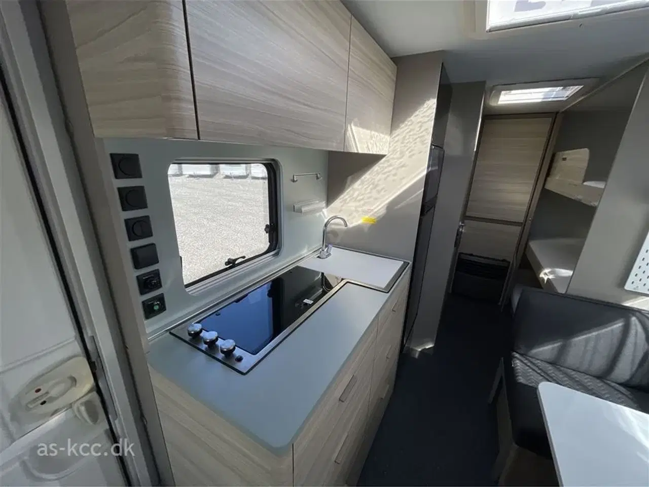 Billede 5 - 2022 - Adria Altea 552 PK   Adria Altea 552 PK årg. 2022 Incl 7 sovepladser, 4 siddepladser. Isabella Pacific 3 m , Isabella Sun Shine med front