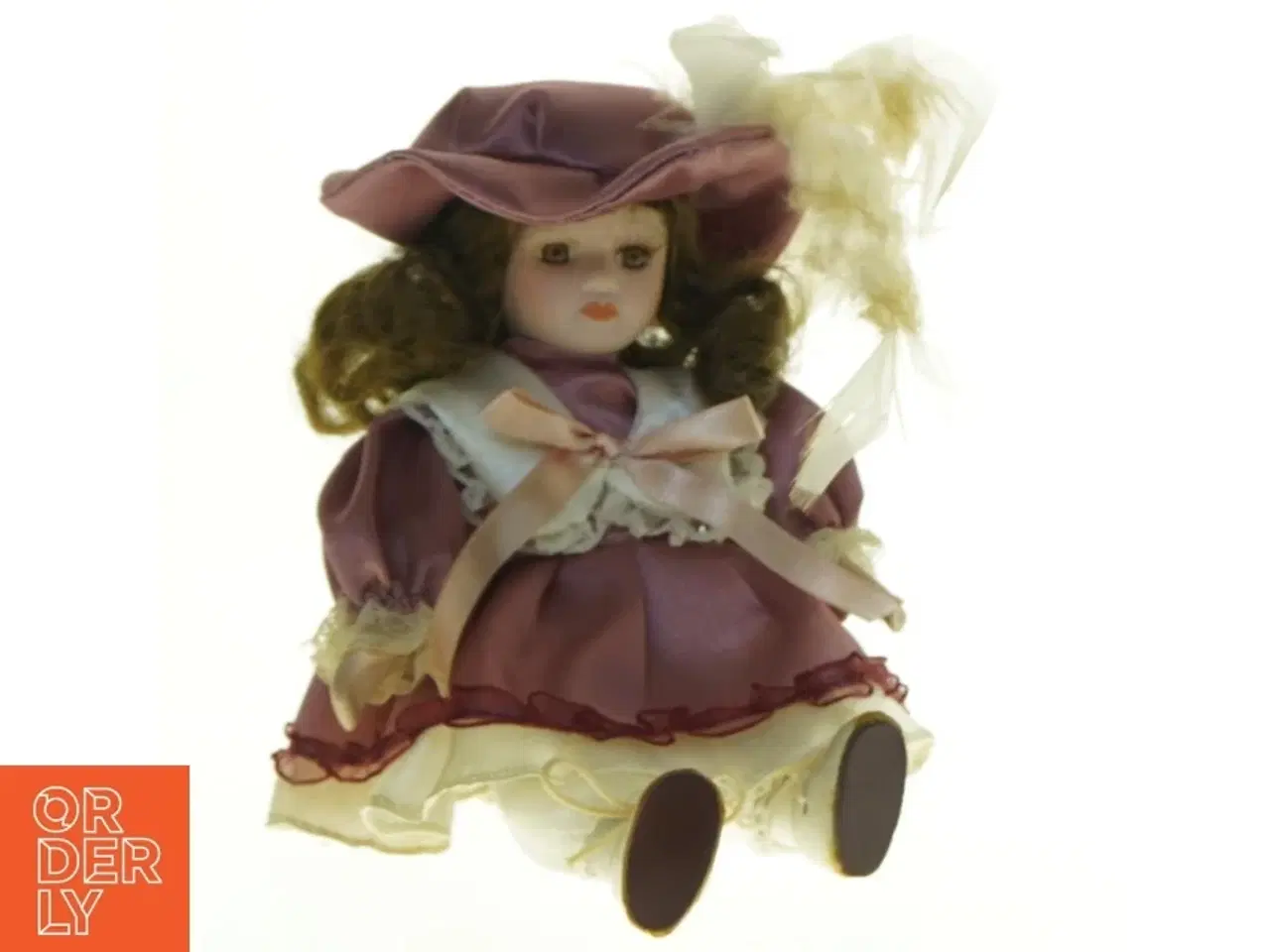 Billede 1 - Porcelænsdukke med hat og fjerpynt (str. 16 x 8 cm)