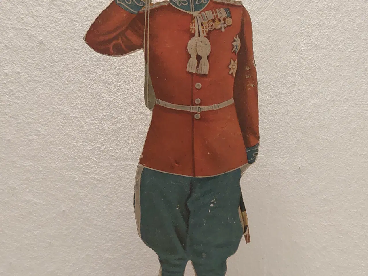 Billede 1 - Gammel træfigur af Christian d. 10 i uniform. 1942