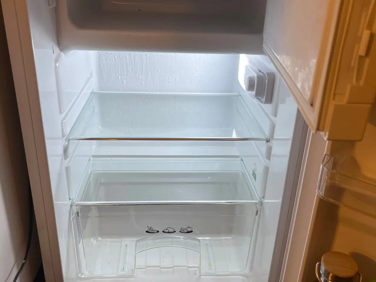 Billede 1 - Lækkert køleskab med lille fryser