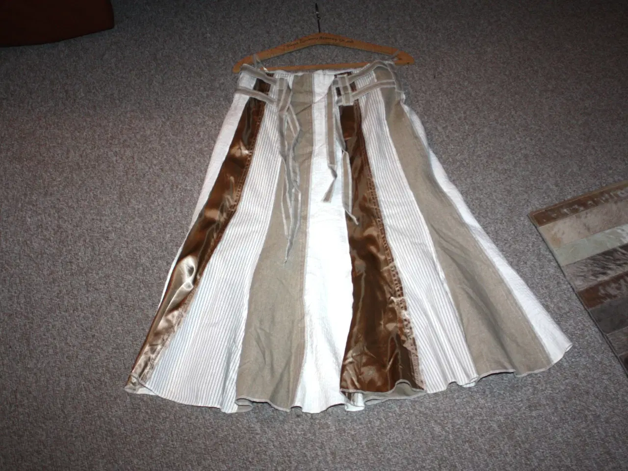 Billede 4 - 2 Biz nederdel str. 38 brugt 1 gang