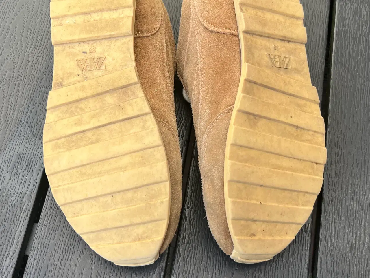 Billede 5 - SNEAKERS I SKIND MED TRACK SÅL – Str. 39 (børn)