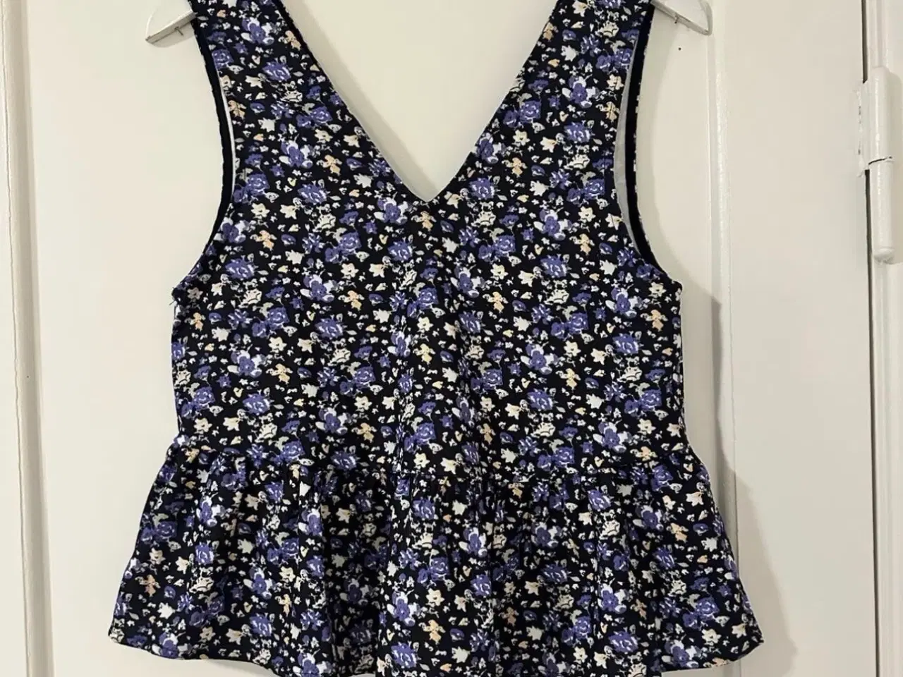 Billede 1 - Blomstret top - str. 34