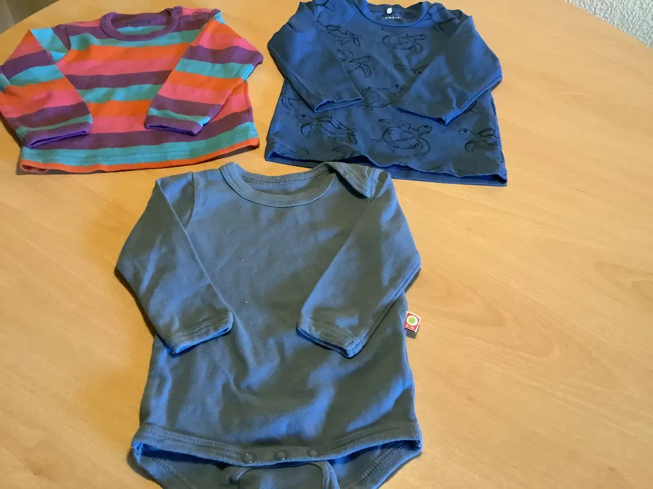 Billede 3 - Helt nyt tøj str. 68. 2 bluser og 1 body unisex