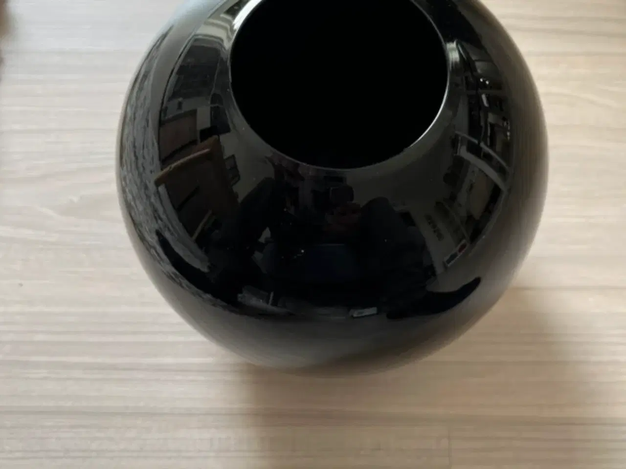 Billede 2 - Sort Kugle vase 