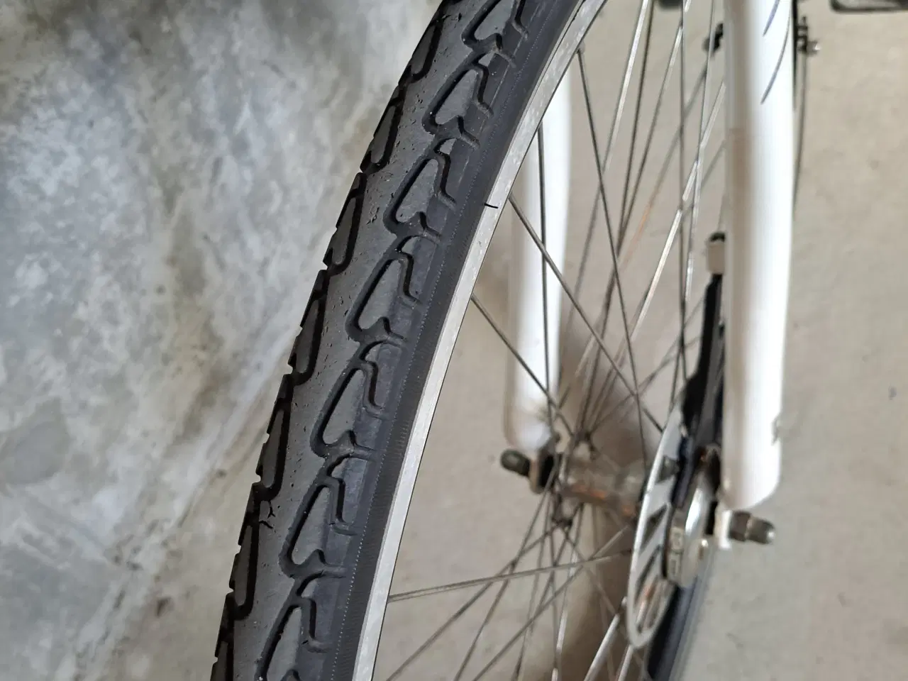 Billede 2 - Damecykel MBK 28 tommer hvid