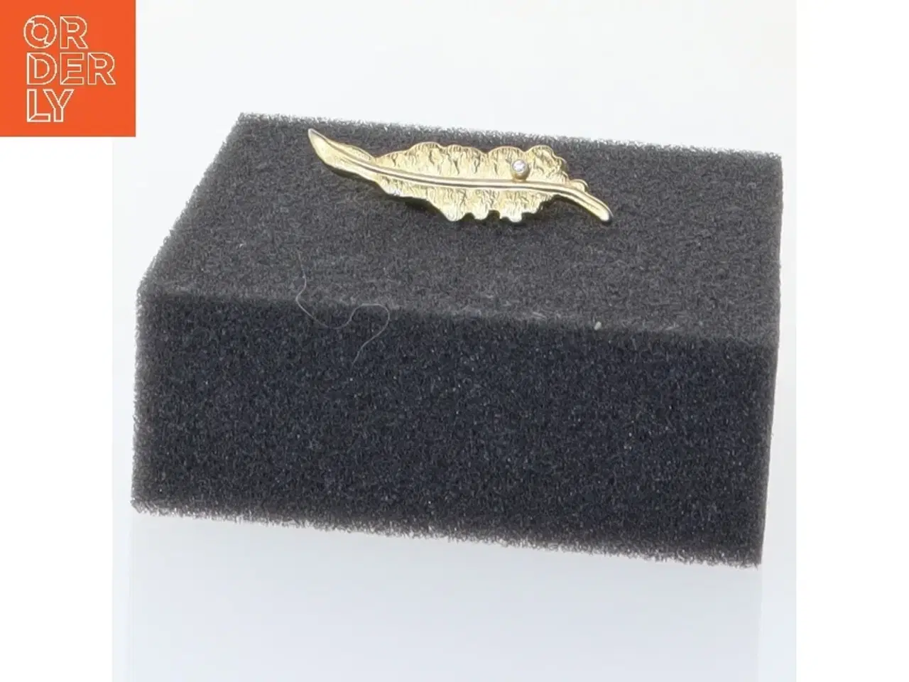 Billede 1 - Guldfarvet broche med blå sten (str. 4 cm)