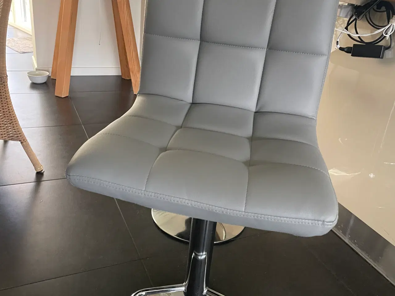 Billede 4 - 2 stk bar stole i gråt kunst stof . Justerbar