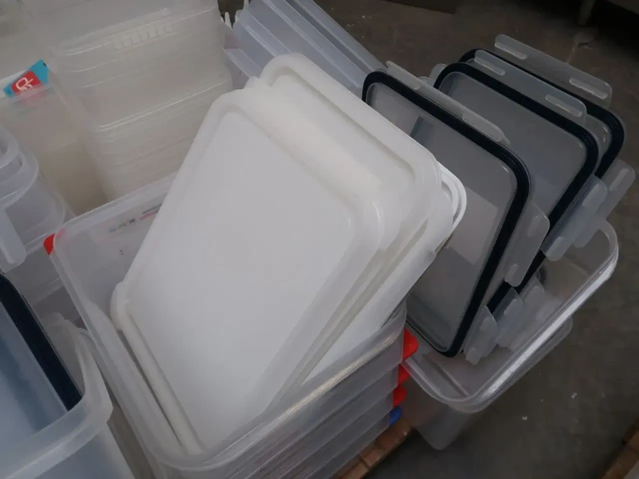 Billede 4 - Stort parti Plastkantiner m.m.