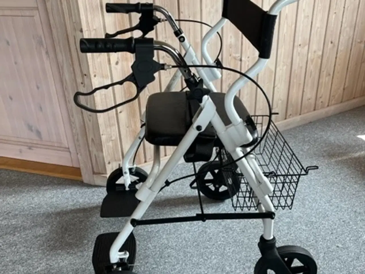 Billede 4 - Rollator- og kørestolsfunktion 