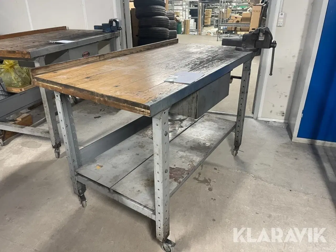 Billede 1 - Arbejdsbord på hjul med skruestik