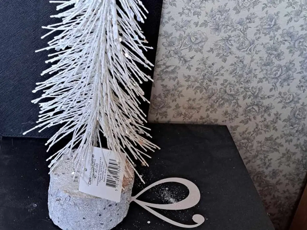 Billede 1 - Hvid juletræ i metal med glimmer på træ 