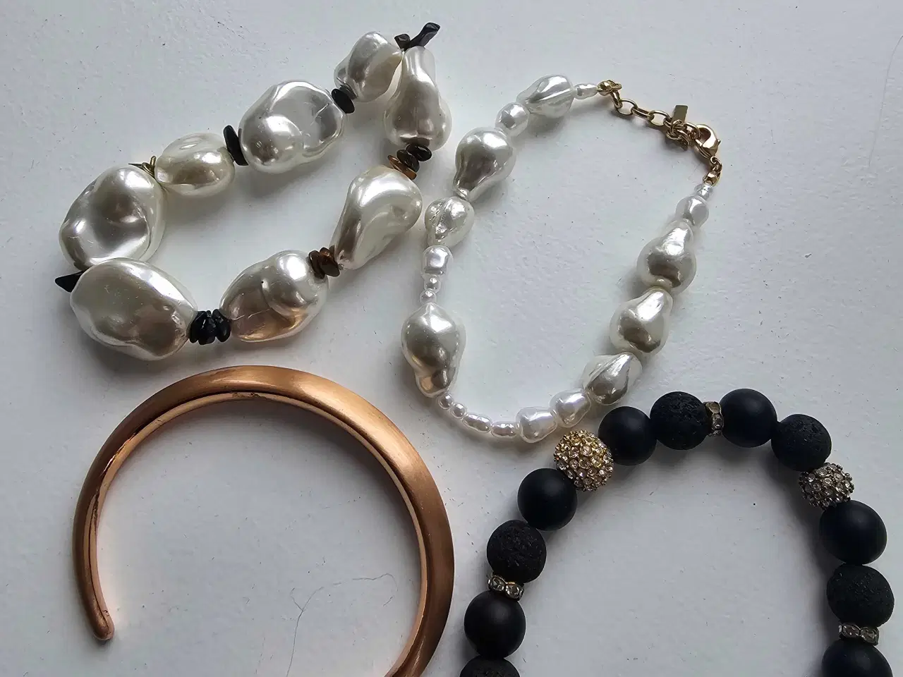 Billede 1 - Forskellige armbånd sælges samlet til 200kr