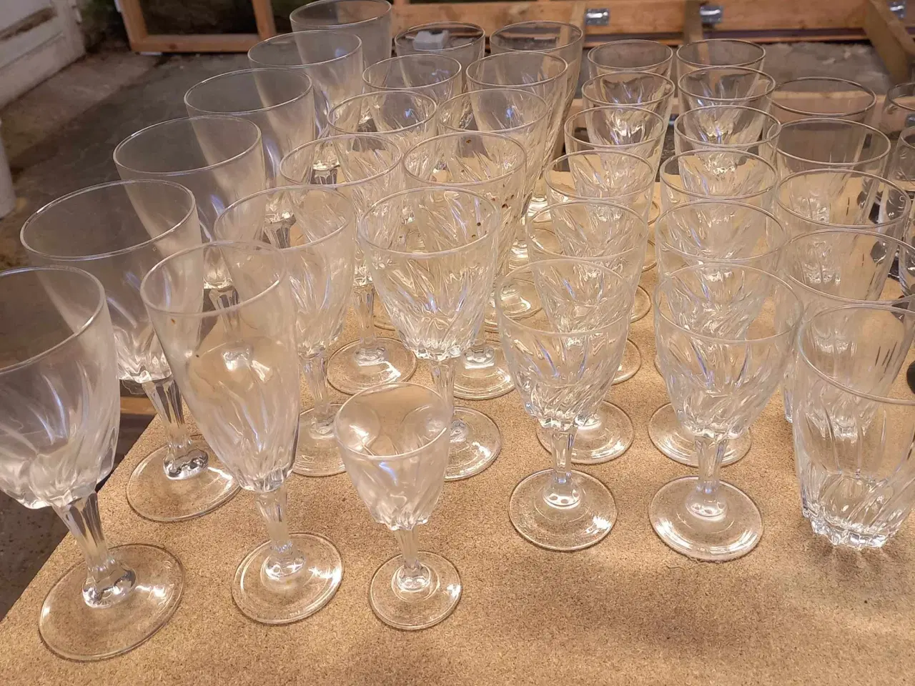 Billede 1 -  Forskellige vin-, vand- og snapseglas