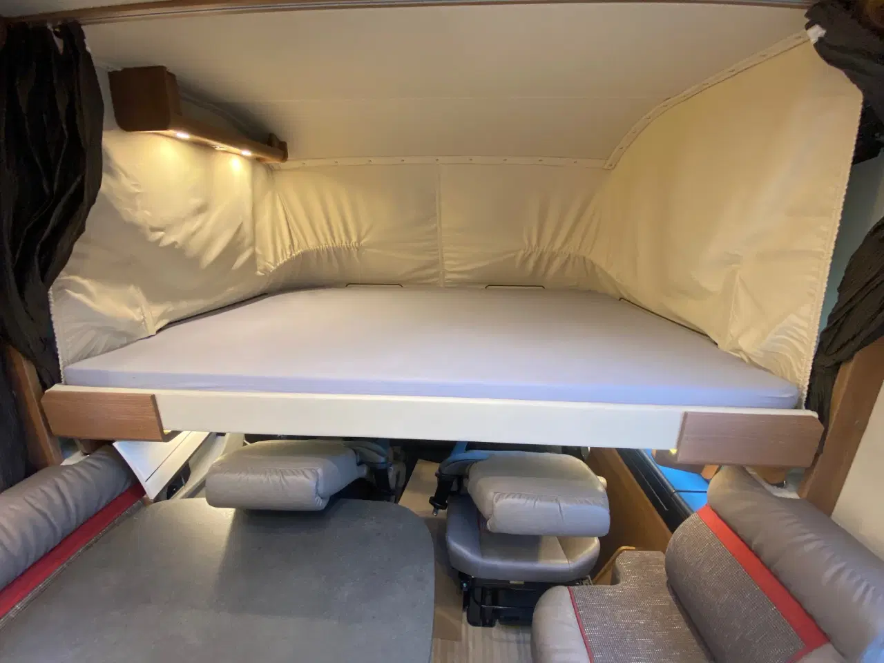 Billede 11 - Helintegreret lux camper , Queensbed, 3500kg, aut.