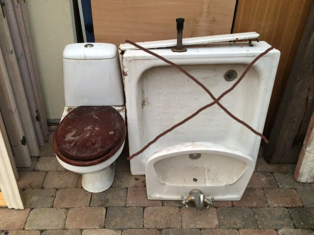 Billede 1 - Toilet og håndvask